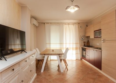 Zona giorno luminosa di una casa vacanza in Sardegna