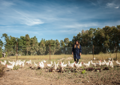Titolare dell’azienda tra le galline allevate all’aperto