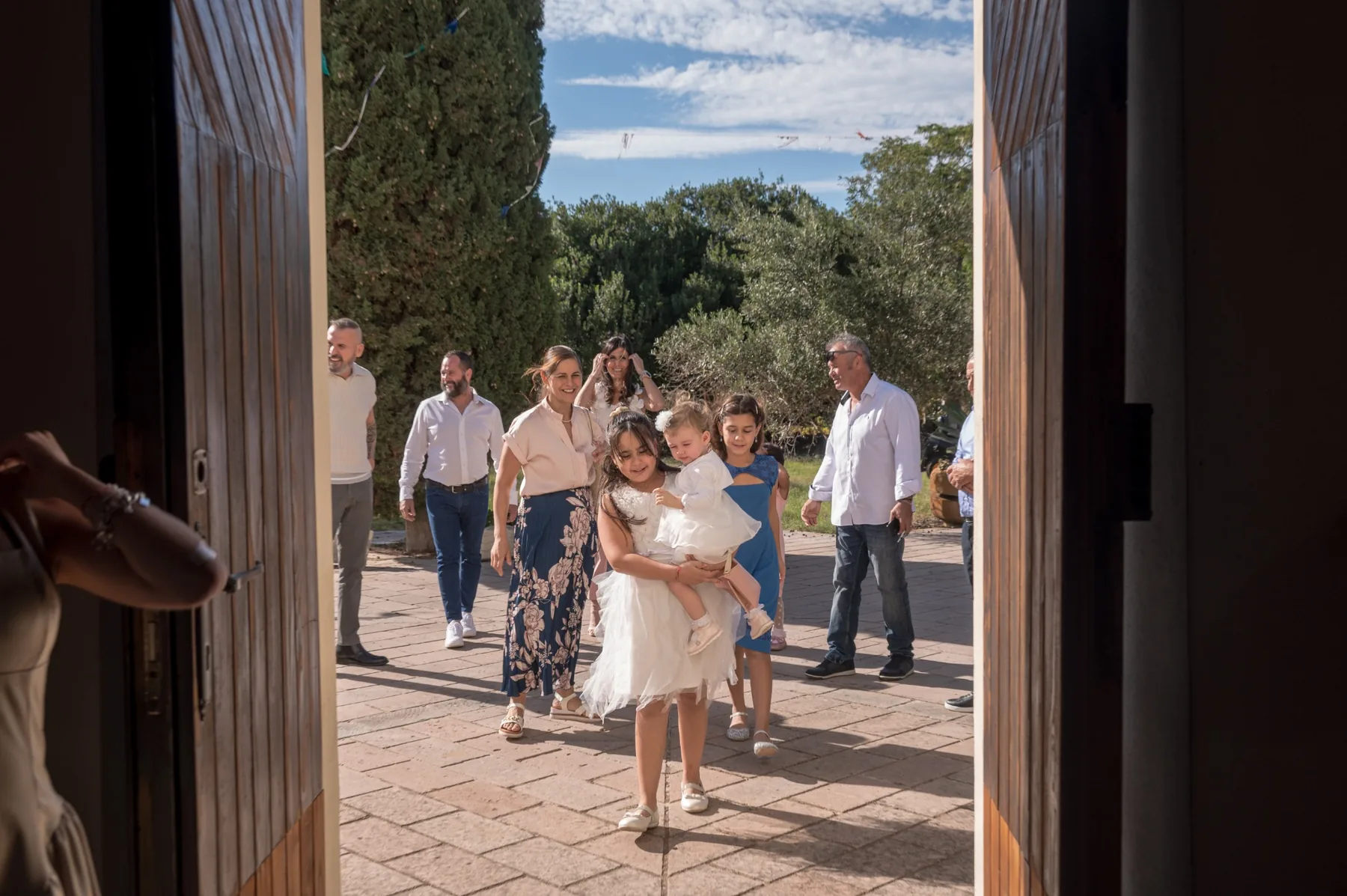 arrivo ala chiesa di domus del maria per il battesimo
