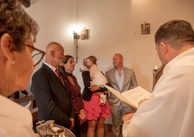 genitori e padrini durante la cerimonia del battesimo a domus de maria