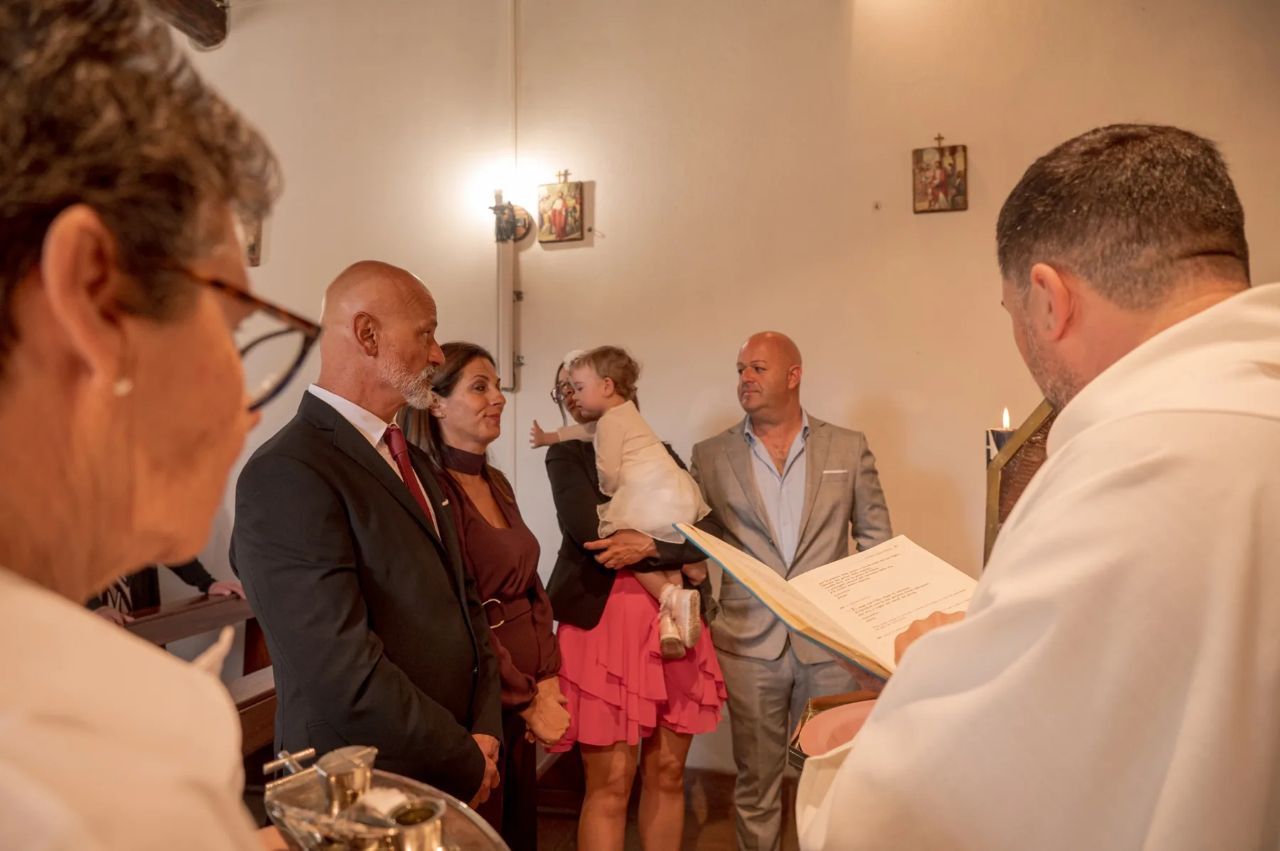 genitori e padrini durante la cerimonia del battesimo a domus de maria