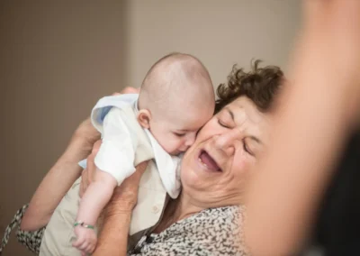 festa del battesimo a cagliari la nonna abbraccia il bambino