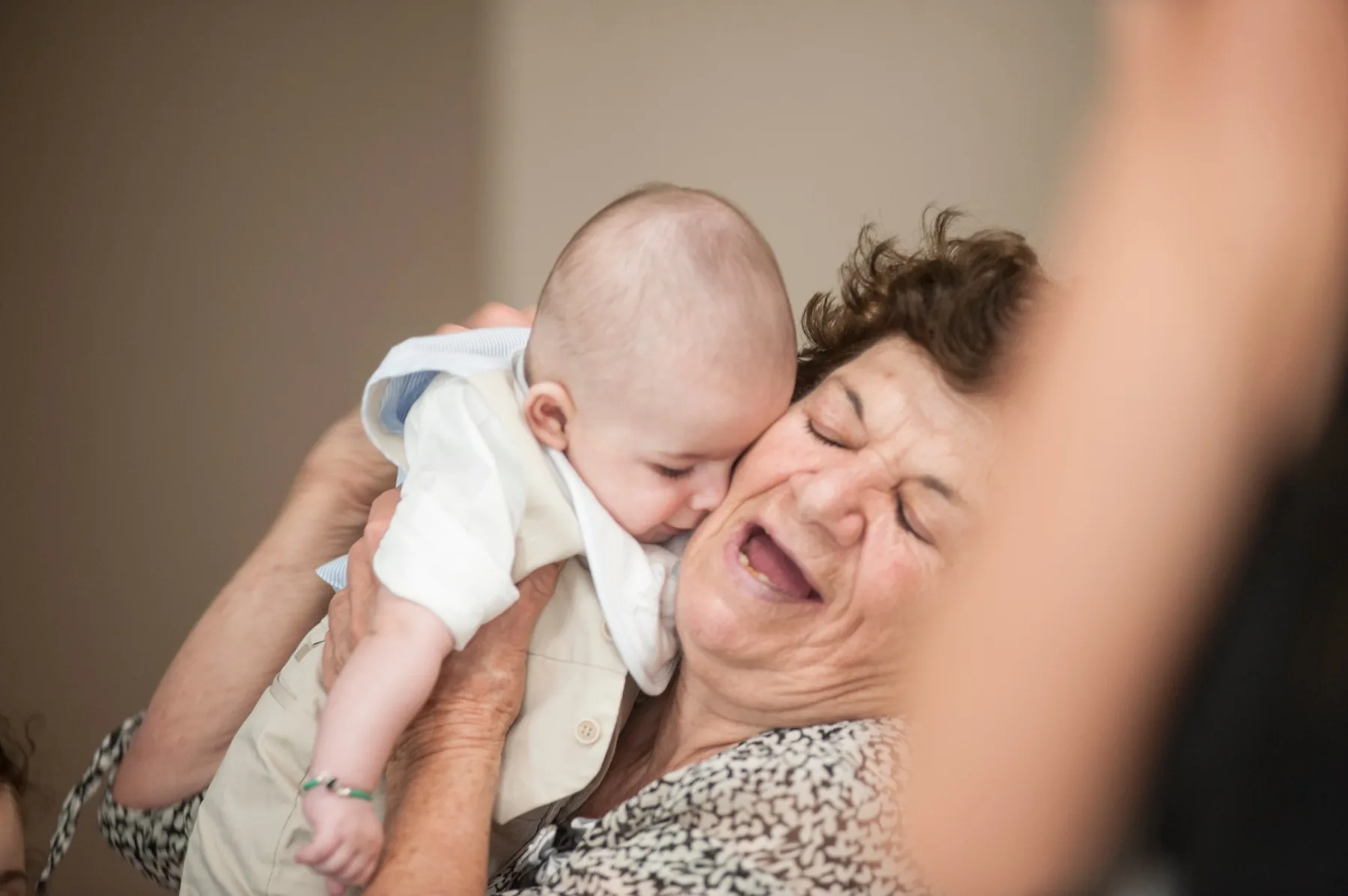 festa del battesimo a cagliari la nonna abbraccia il bambino